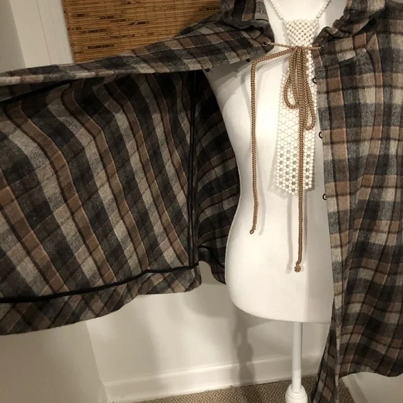 Robbi & Nikki Cape - Picture 2 of 11